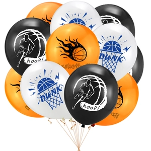 Détail de ballons de basket en latex orange, noir et blanc avec silhouettes de dunk
