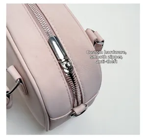 Détail du zip argenté et de la ferrure sur le sac à main rose pour femme