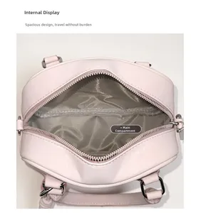 Détail de l'intérieur spacieux d'un sac en cuir rose avec doublure grise et fermeture éclair