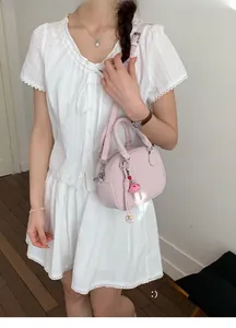 Sac bandoulière rose minimaliste avec un joli charm de porte-clés en peluche de champignon