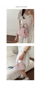 Détail du petit sac rose avec lettres gaufrées et pendentif champignon en peluche doux