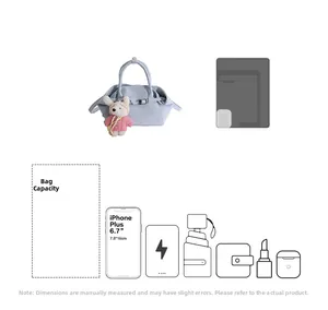 Détail montrant la capacité intérieure du sac seau bleu clair avec pendentif lapin