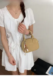 Détail du petit sac bandoulière jaune en cuir synthétique avec charm en peluche doux