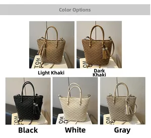 Détail de sacs seaux tressés en cinq couleurs avec glands et textures ondulées