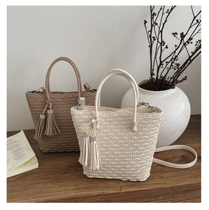 Détail des sacs seaux avec texture plissée en éventail et pompons élégants en strass