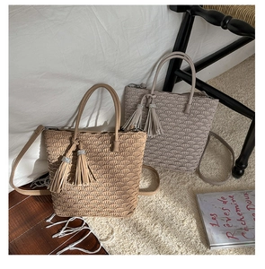 Détails de sacs seau plissés en kaki et gris avec pendentif pompon en diamant brillant