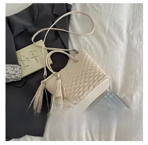 Vue détaillée du sac seau plissé blanc crème avec glands et fine bandoulière amovible