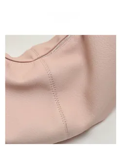 Nahaufnahme der rosa Ledertasche mit weicher matter Textur und präzisen Nähten