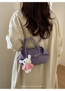 Détail du sac bandoulière violet avec plis rétro et accessoire pendentif lapin en peluche