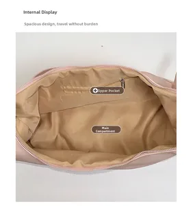 Innenansicht der rosa Schultertasche mit khakifarbenem Futter und Reißverschluss