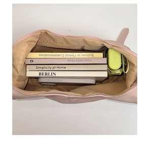 Innenansicht der großen Kapazität und Reißverschlusstasche der weichen rosa Schultertasche