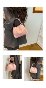 Borsa a secchiello rosa con perle mostrata a tracolla e a mano per uno stile chic