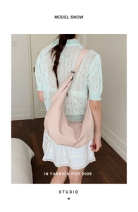 Detailansicht einer rosa Hobo-Tasche mit Lychee-Leder an der Schulter eines Models