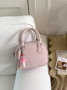 Sac à main Boston rose avec logo MUTING et pendentif champignon mignon sur fond blanc