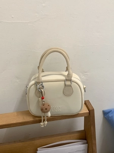 Petit sac à main carré blanc crème avec pendentif champignon et bandoulière amovible