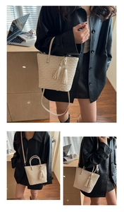 Détails du sac seau tissé crème avec texture coquille et pendentif à pompon brillant