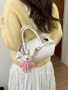 Sac seau beige chic avec breloque lapin en peluche et boucle en métal argenté