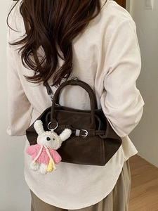 Sac seau en cuir mat marron foncé avec boucle en métal et breloque lapin en tricot