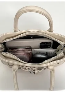 Innenansicht der beigen Ledertasche mit großem Stauraum für diverses Zubehör