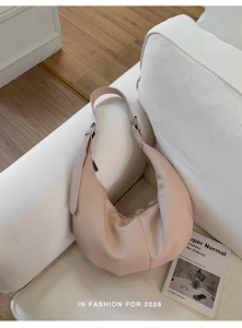 Detailaufnahme der hochwertigen Lederstruktur einer blassrosa Crescent-Tasche