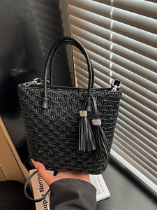 Sac seau plissé noir minimaliste avec de longs glands en strass pour femmes