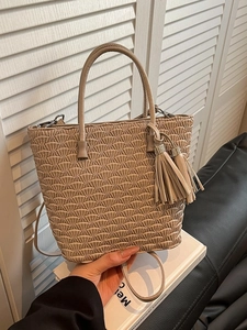 Sac seau matelassé beige minimaliste avec pompons et bandoulière réglable pratique