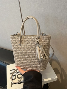 Sac seau plissé beige minimaliste avec doubles poignées et bandoulière amovible