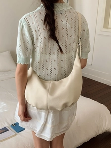 Minimalistische beige Hobo-Schultertasche aus strukturiertem Leder mit Trageriemen