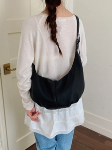 Minimalistische schwarze Leder-Hobo-Tasche in Halbmondform mit breitem Schultergurt