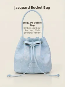 Détail du sac seau bleu clair montrant le motif jacquard et le nœud élégant