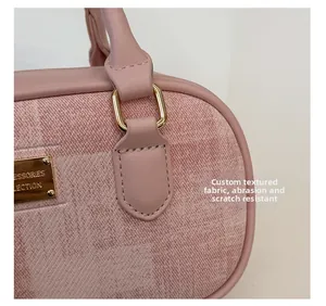 Vue macro du tissu rayé rose avec des détails métalliques dorés résistants à l'usure