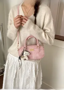 Petit sac carré rose à rayures avec logo doré et pendentif cheval noir et blanc