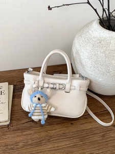 Elegante beige Lederhandtasche mit Strickbär-Anhänger und verstellbarem Schultergurt