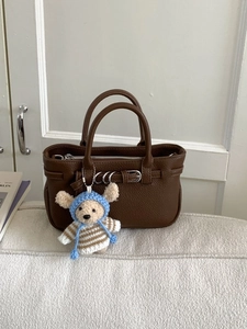 Dunkelbraune Handtasche aus Leder mit Litschi-Struktur und süßem Bären-Anhänger