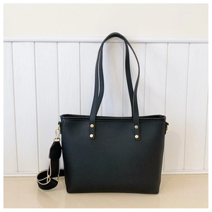 Sac fourre-tout noir à grain litchi avec rivets dorés et bandoulière amovible