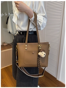 Sac cabas marron texture lychee avec breloque ours en peluche et large bandoulière tissu