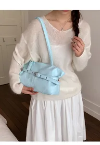 Dettaglio della borsa tote in pelle stropicciata celeste con fibbia argento e tracolla