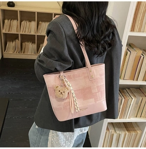 Sac fourre-tout rose avec motif géométrique texturé et breloque ours en peluche