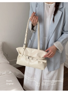 Dettaglio borsa tote color crema con fibbia vintage e spalline in ecopelle lucida