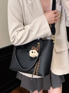 Grand sac cabas en cuir noir avec large bandoulière rayée et breloque ours en peluche