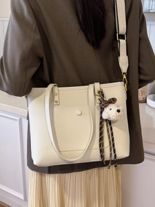 Sac fourre-tout chic beige grainé avec charm chien en peluche pour femme élégante