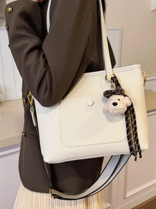 Sac fourre-tout chic en cuir beige avec large bandoulière et pendentif en peluche pour femmes