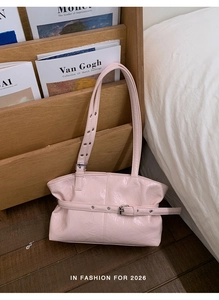 Dettaglio borsa tote rosa chiaro con texture stropicciata e occhielli in argento