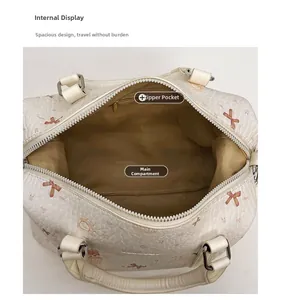 Detailansicht des geräumigen Innenfachs und der goldenen Reißverschlusstasche der Tasche