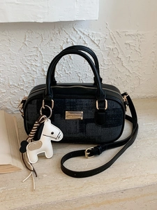 Sac Boston noir minimaliste avec logo doré, tissu jacquard et breloque cheval