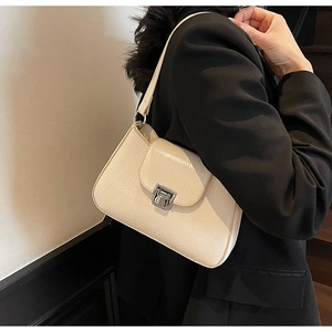 Vue détaillée du sac sous le bras blanc crème avec texture plissée et fermoir en métal