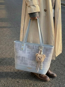 Sac seau en jacquard bleu clair avec garniture en cuir et breloque ours en peluche