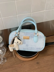 Sac à main Boston en denim bleu avec garniture en cuir et pendentif petit cheval