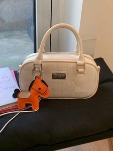 Sac à main Boston blanc avec poignées rondes et pendentif cheval orange tendance