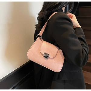 Détail du sac à bandoulière rose plissé trapèze avec fermoir à pression métallique chic